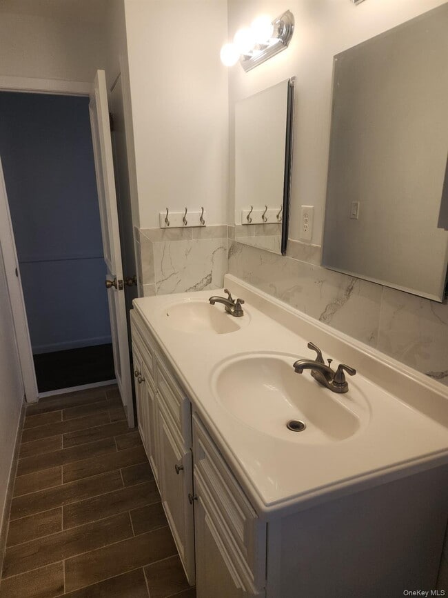 Building Photo - 147 Connetquot Rd