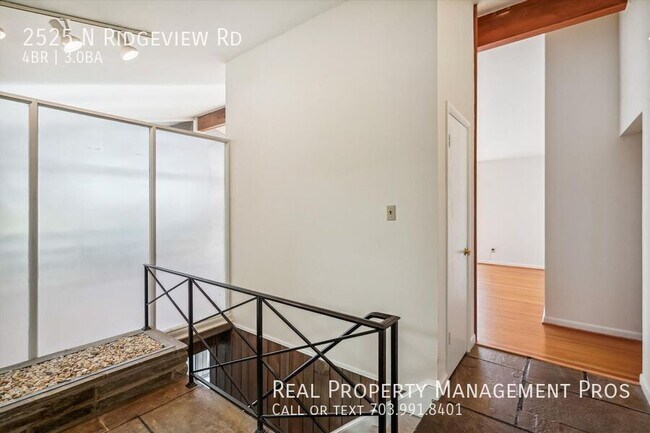 Building Photo - 2525 N Ridgeview Rd