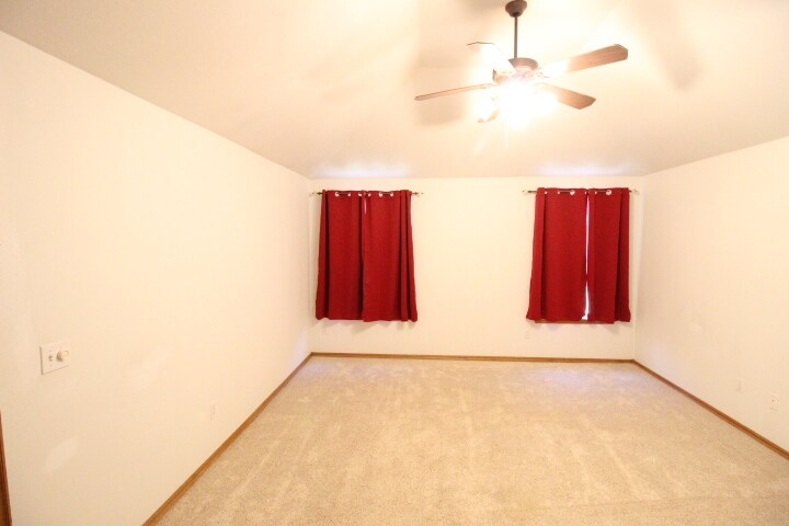 Building Photo - 620 Eastview Dr