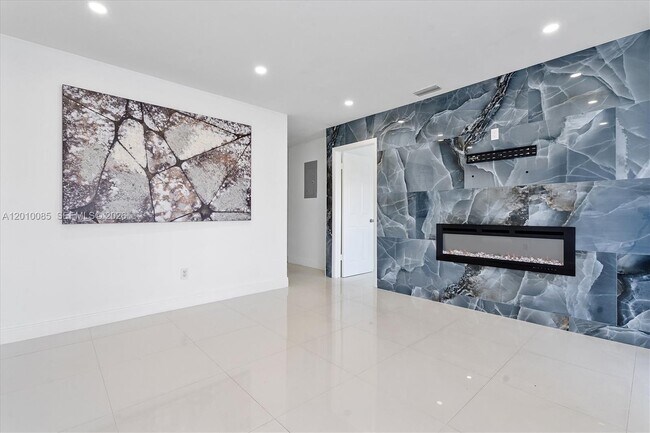 Building Photo - 11465 NW 88th Ct