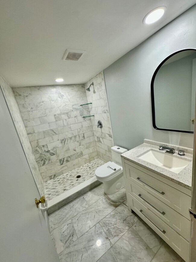 Building Photo - Large 2 bedroom condo on the first floor