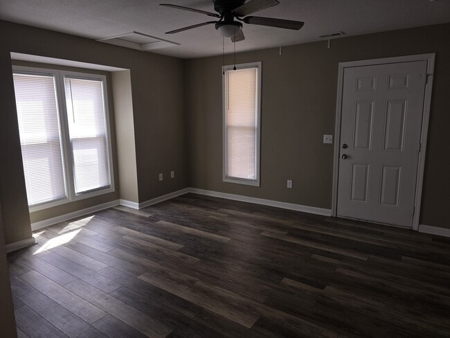 Building Photo - 515 Maple St