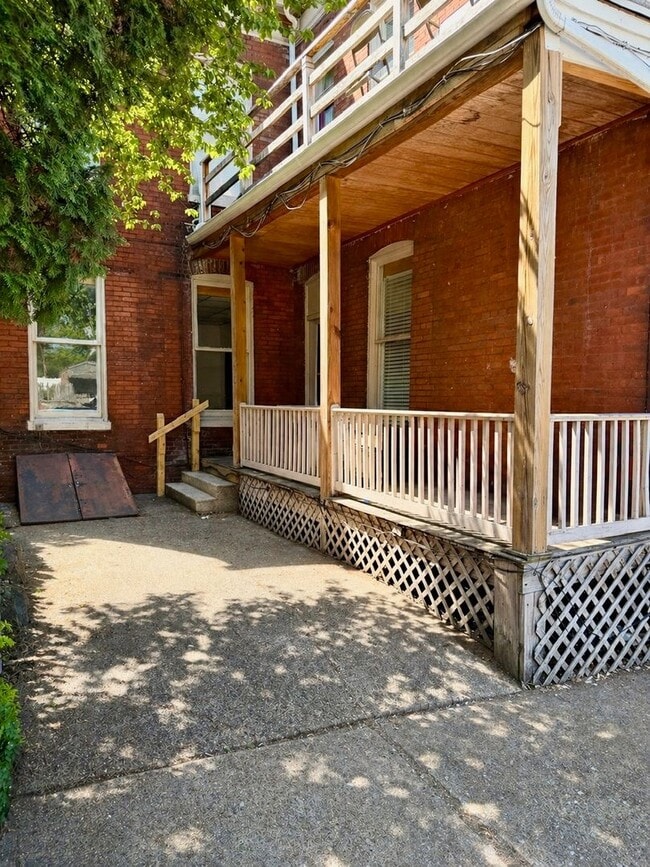 Building Photo - 1 Bedroom, 1 Bath First-Floor Apartment with Porch & Private Entrance