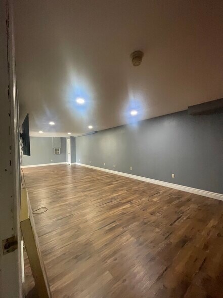 Building Photo - 563 Summit Hills Dr