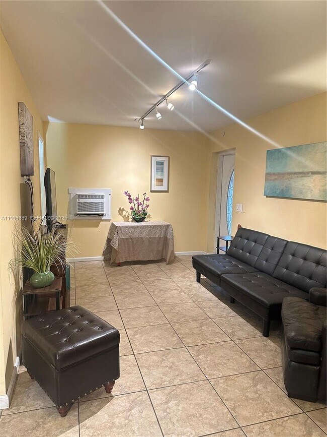 Building Photo - 2618 Lincoln St