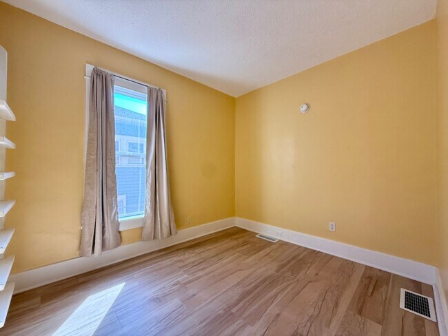 Building Photo - 909 Ouray Ave