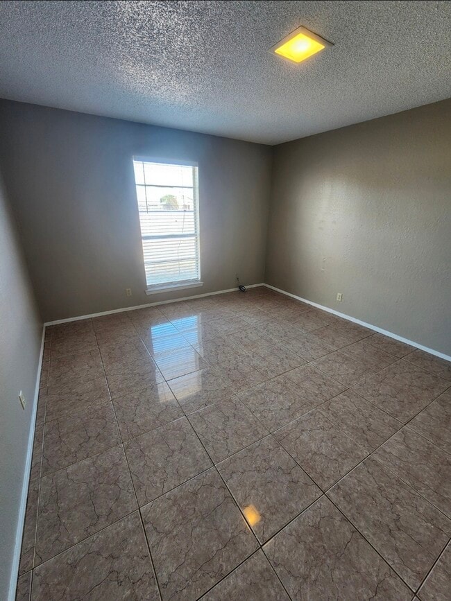 Building Photo - 2 bed 1 bath duplex unit, private backyard.