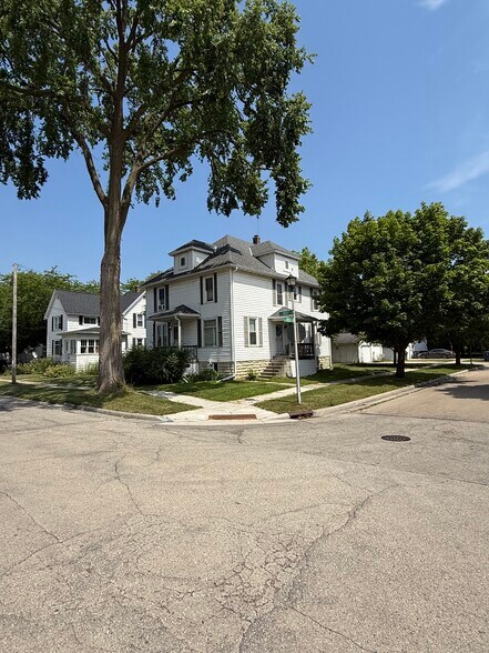 Building Photo - 207 Amory St