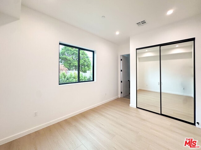 Building Photo - 13843 Burbank Blvd