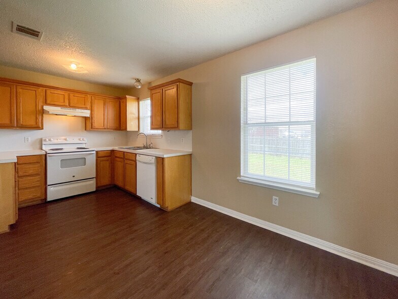Building Photo - 115 Spring Berry Ln
