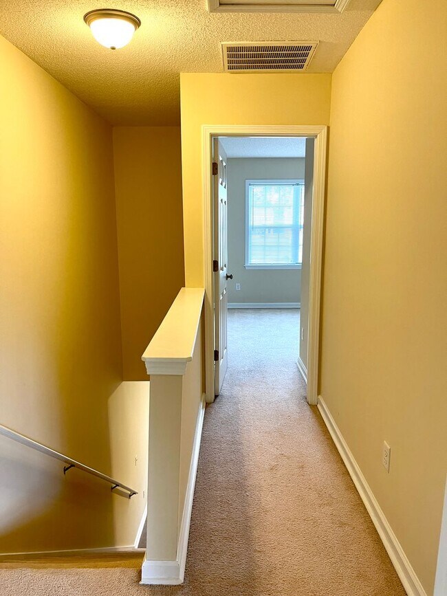 Building Photo - Charming 2BR Townhome Minutes from Hwy 172 Back Gate