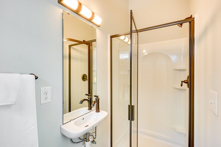 Building Photo - 325 Dowd St