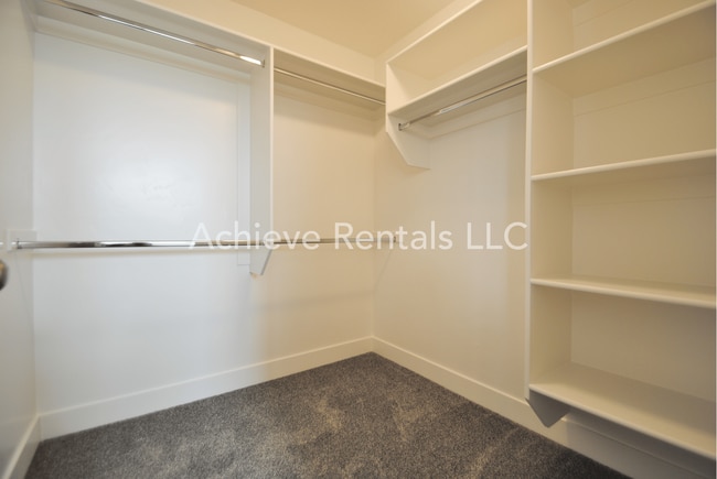Building Photo - 360 E 2075 N