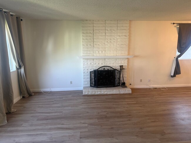 Building Photo - SPACIOUS 4 BEDROOM 3 BATH HOME