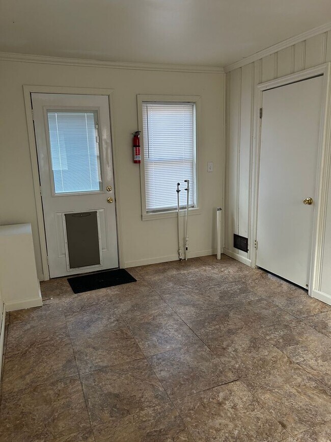Building Photo - 3 Bedroom 2 Full Bath Home