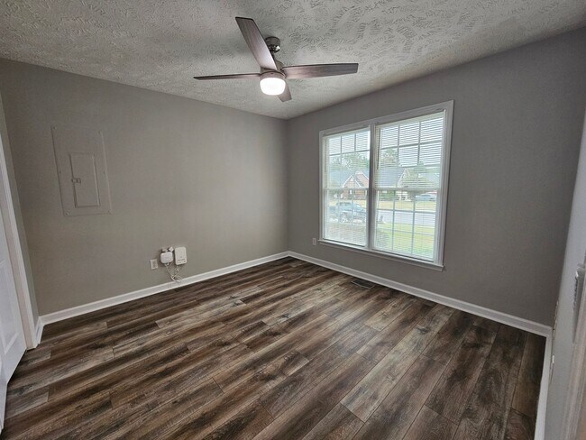 Building Photo - NEW LISTING!!!!!
