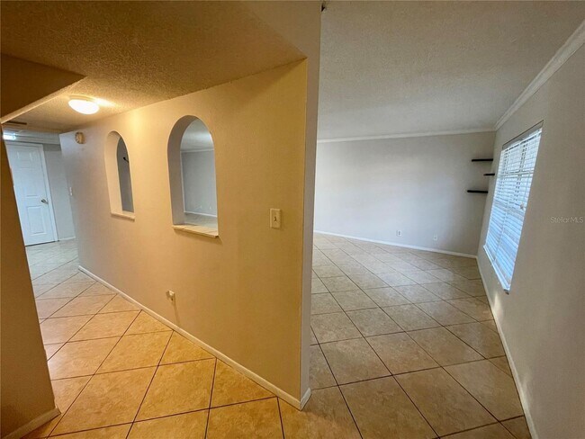 Building Photo - 4/2.5 Condo with beautifully updated kitchen, in Sarasota, location is Ideal!!