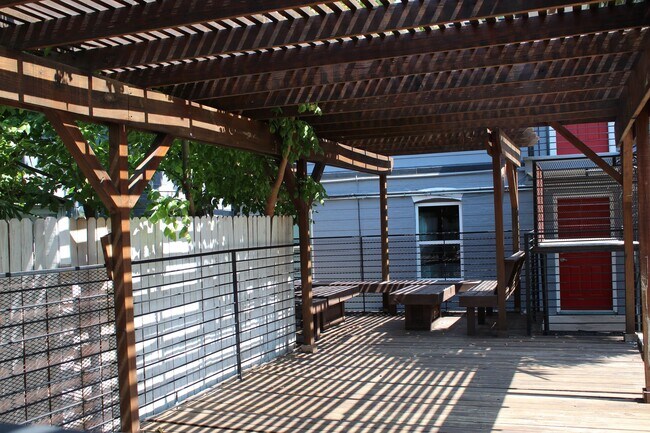 Building Photo - Classic Spacious One-Bedroom at Hyde Park ...