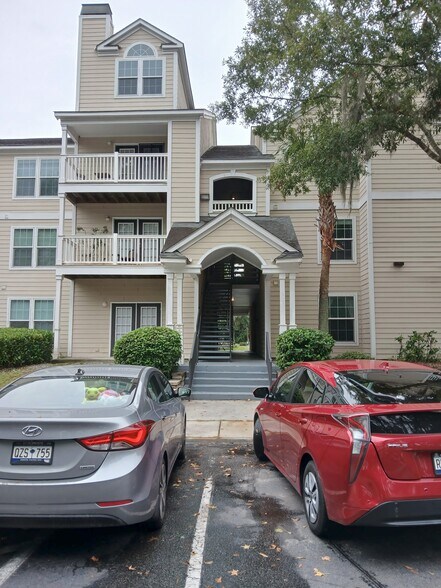 Entrance to building 800 - 100 Kensington Blvd
