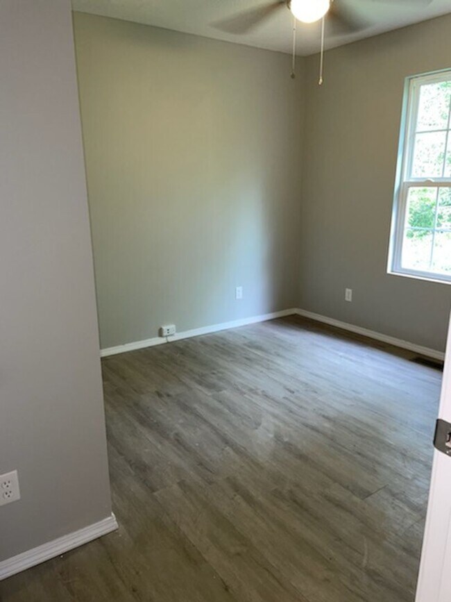 Building Photo - 3 Bed 2 Bath House November