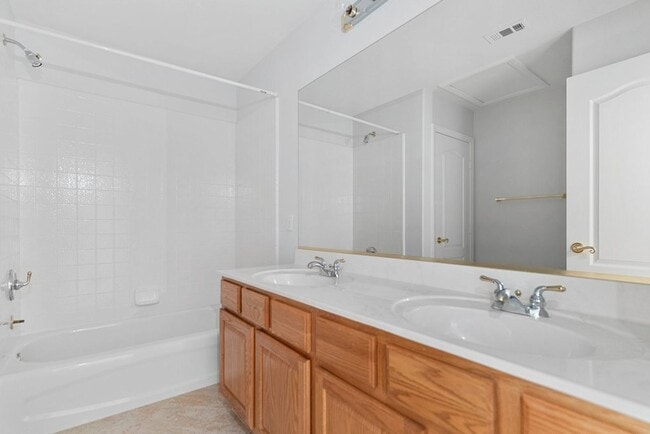 Building Photo - 4 bed, 2.5 bath single-story home in the g...