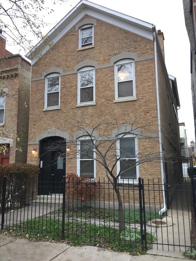 Building Photo - 851 N Hermitage Ave