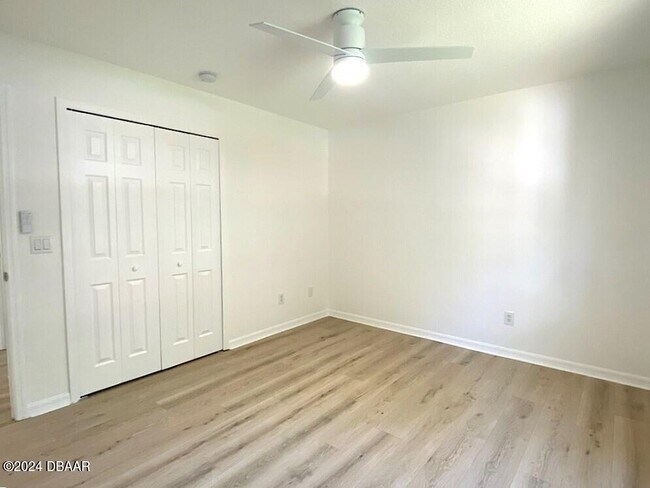 Building Photo - 1047 S Myrtle Ave