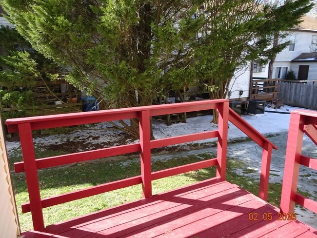 Building Photo - 3 Bedrooms, 1.5 Bathrooms Townhome in Williamsburg