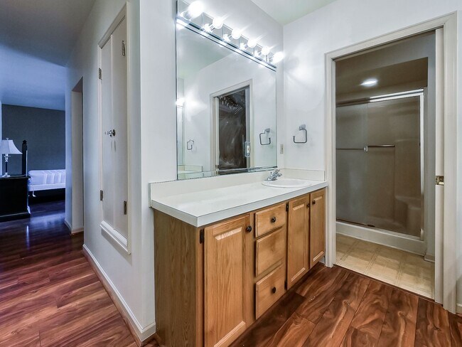 Building Photo - Welcome to this beautiful 2 bedroom, 2 bat...
