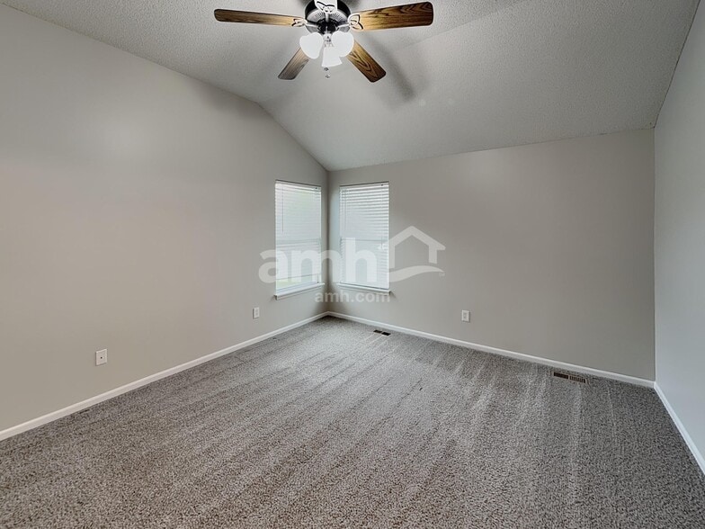 Building Photo - 643 E Apache St