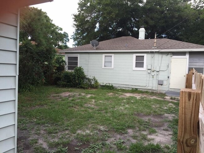 Building Photo - 2 Bedroom, 1 Bathroom Home for Rent in St Pete!