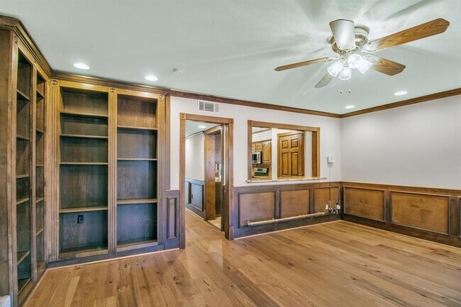 Building Photo - 452 N Post Oak Ln