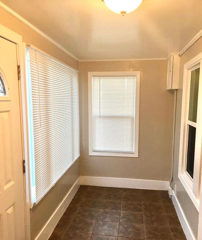 Building Photo - Great 2 Bed 1 Bath House with Garage in Richmond -- COMING SOON !!!