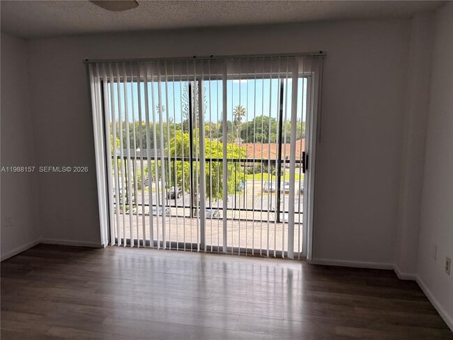 Building Photo - 4164 Inverrary Dr