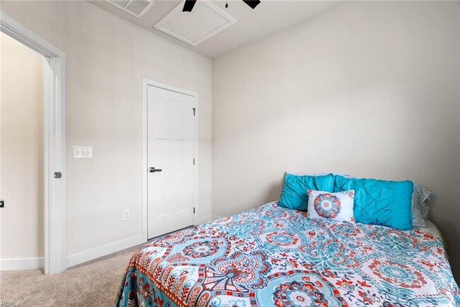 Building Photo - Newer Construction 3 Story Condo!