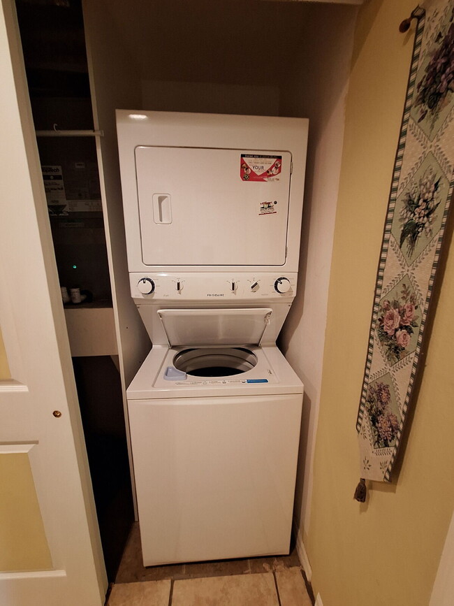 Building Photo - Beautifully upgraded Ground Floor condo wi...