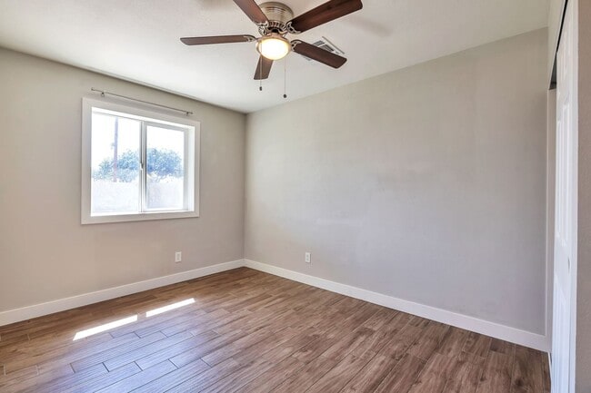 Building Photo - Tempe 6-Bedroom Home Featuring Large Turf Yard & Ideal Location