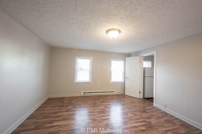 Building Photo - "Cozy 1-Bedroom Retreat in Greenfield – Pe...