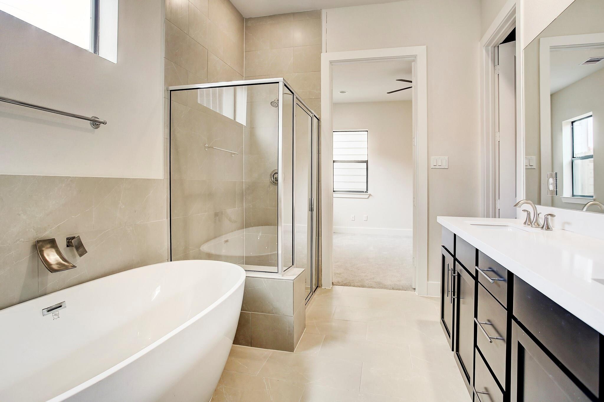 Amazing soaker tub - 2926 Alice St