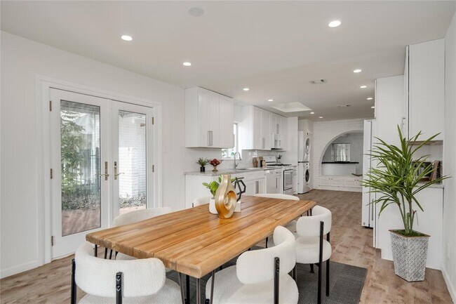 Building Photo - 4202 N Hills Dr