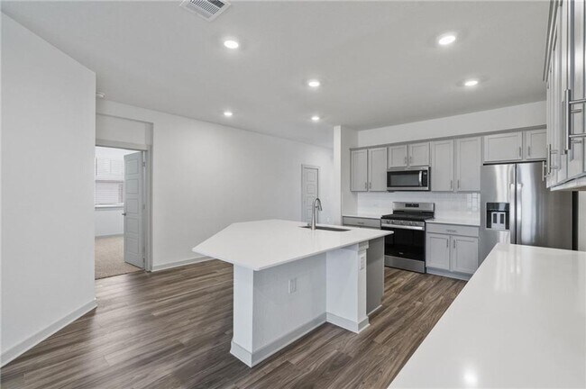 Building Photo - Gorgeous home available August 1!