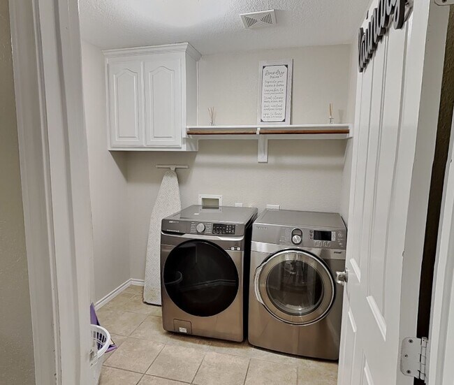 Building Photo - Charming Corner Lot Home in The Villages at Edgecliff – Crowley ISD!