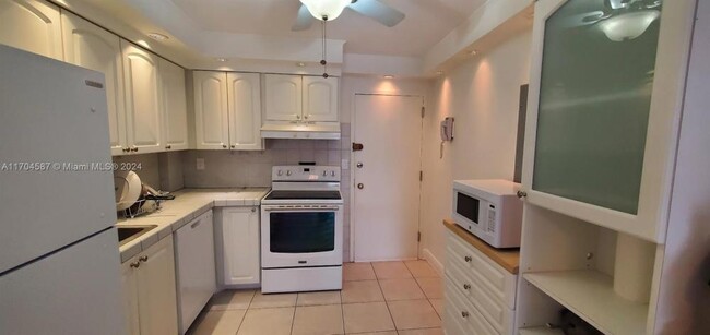 Building Photo - 2 bedroom in Sunny Isles Beach FL 33160