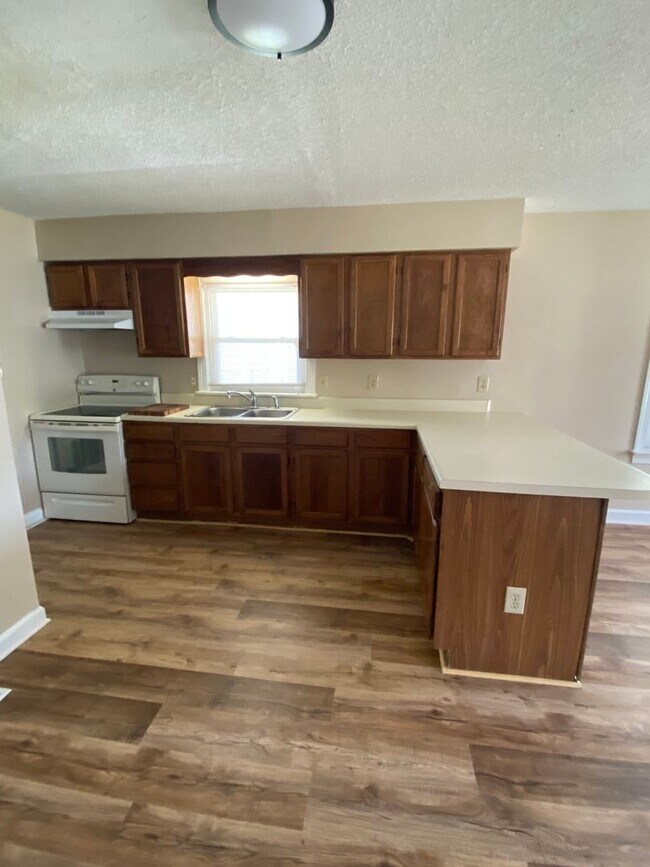 Building Photo - Cute 2 Bedroom Ranch!! Great deck and yard!