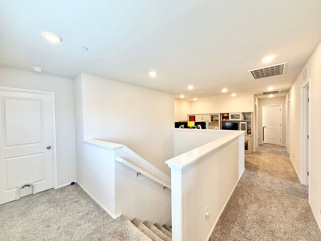 Building Photo - Modern 5 Bedroom 3 Bathroom Home in Tierra Del Sol with INCLUDED Solar & Low-Maintenance Living