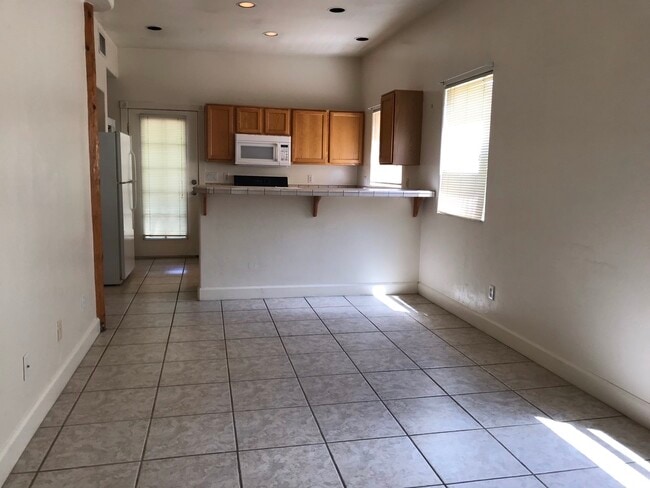 Building Photo - 928 N Campbell Ave