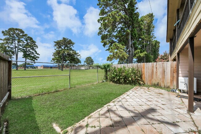 Building Photo - No Carpet. Private Yard. Extra Storage. What More Could You Ask For?