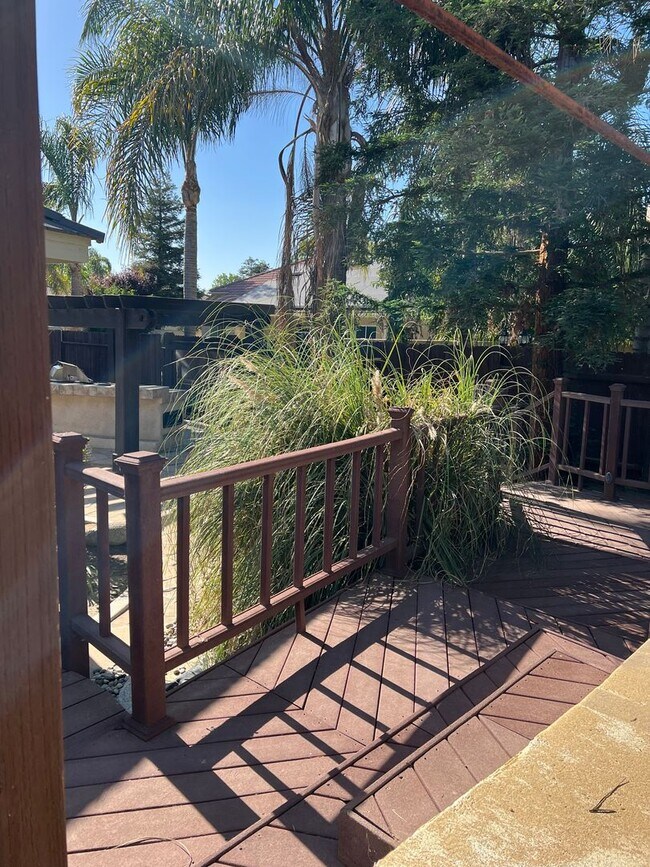 Building Photo - Gated Grand Island Home!
