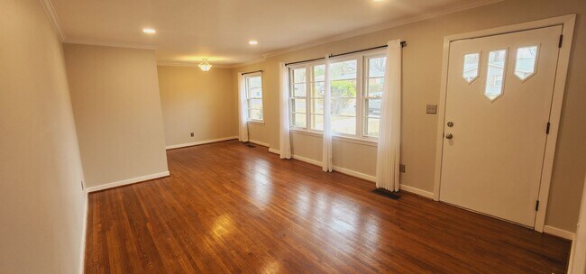 Building Photo - 209 Knoll Crest Dr