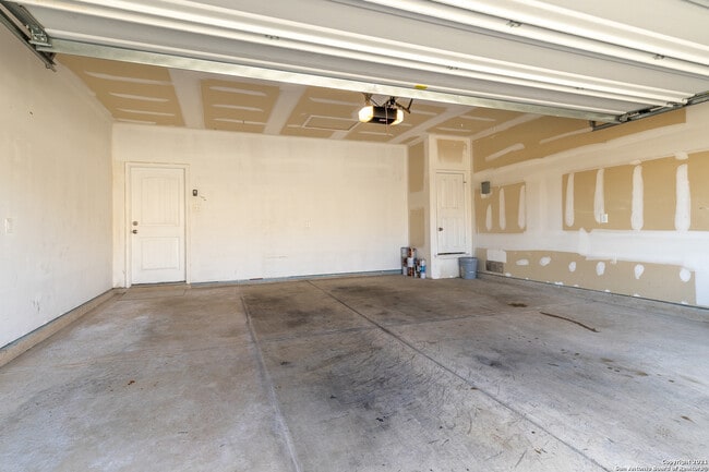 Building Photo - 682 Pond Springs